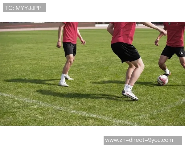 足球运动员技术全面解析提升球场表现的关键因素与训练方法